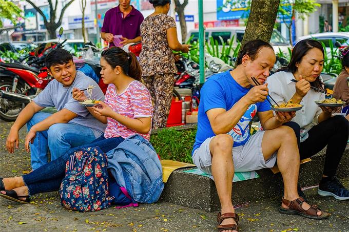 Du khách nước ngoài: Ẩm thực đường phố Sài Gòn ăn một tháng không hết