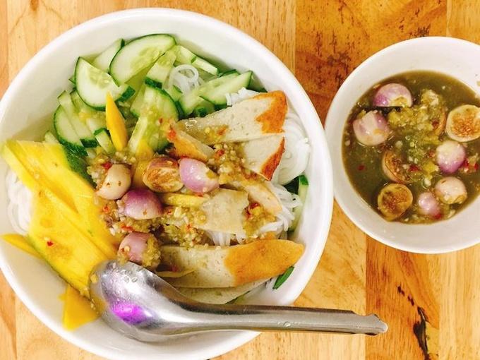Đủ món ăn vặt miền Trung trong hẻm nhỏ Sài Gòn