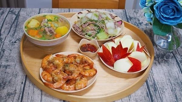 Dù sống ở Nhật Bản, mâm cơm thường ngày của nàng 8X Việt vẫn thấm đượm hương vị quê hương khiến dân mạng khen không tiếc lời