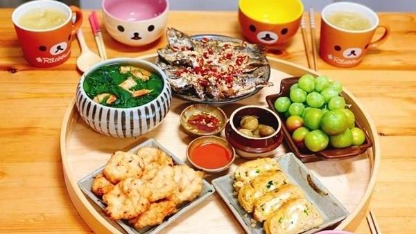 Dù sống ở Nhật Bản, mâm cơm thường ngày của nàng 8X Việt vẫn thấm đượm hương vị quê hương khiến dân mạng khen không tiếc lời