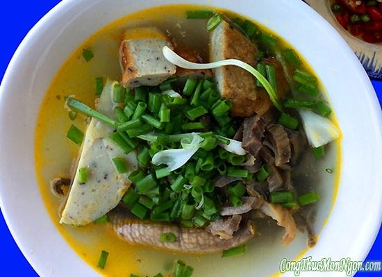 Dừng chân ở Nha Trang, ăn bánh canh lòng cá ngừ