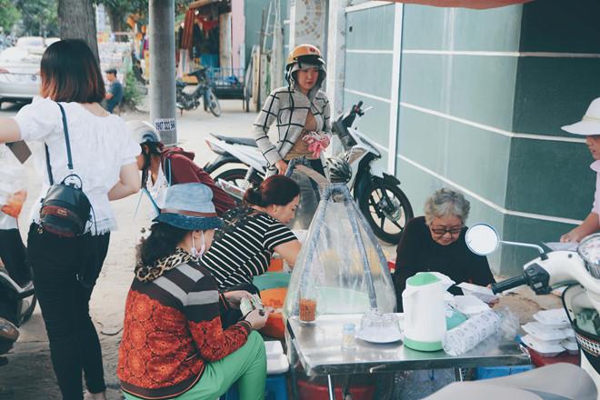 Gánh bánh bèo 'bà ngoại' gần nửa thế kỷ gắn bó với người Sài Gòn