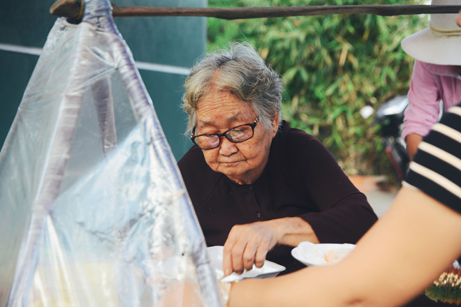 Gánh bánh bèo 'bà ngoại' gần nửa thế kỷ gắn bó với người Sài Gòn