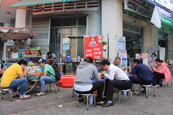 Gánh hàng rong lên quán cháo bò viên 'ông hói': 20 năm người Sài Gòn không quên