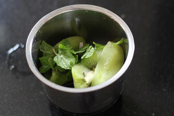 Giải khát với kiwi soda thơm mát