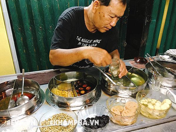 Giữa cơn lốc trà sữa, Sài Gòn vẫn có một xe chè Tàu 60 năm, mỗi đêm bán trăm ly
