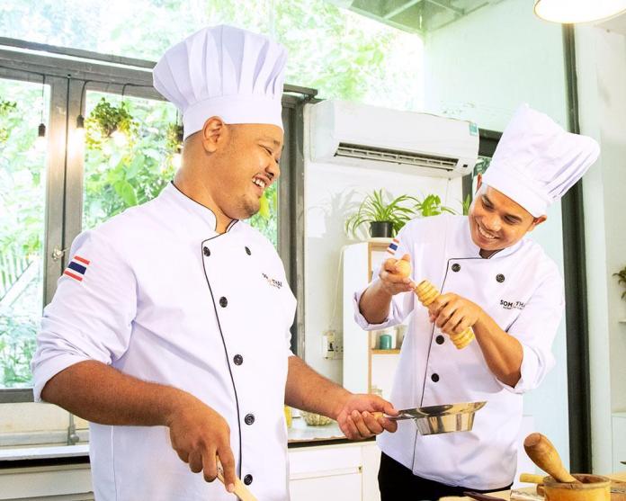 Hai đầu bếp Thái sáng tạo món ăn giữa lòng Sài Thành