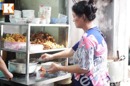 Hai quán bánh đúc nóng ngon, lâu đời nức tiếng ở Hà Nội