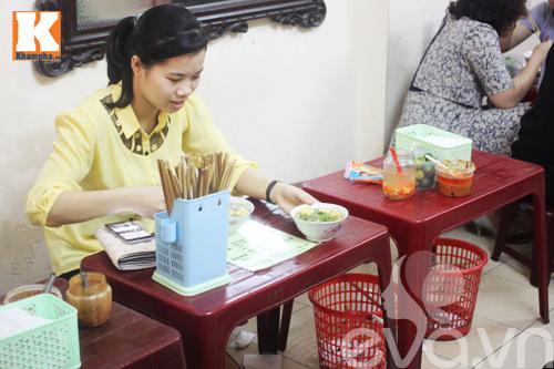Hai quán bánh đúc nóng ngon, lâu đời nức tiếng ở Hà Nội