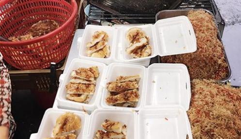 Hàng bánh mì nướng muối ớt ngon nhất Sài Gòn: Ngày bán "chơi" cũng được 300 ổ