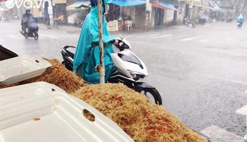 Hàng bánh mì nướng muối ớt ngon nhất Sài Gòn: Ngày bán "chơi" cũng được 300 ổ