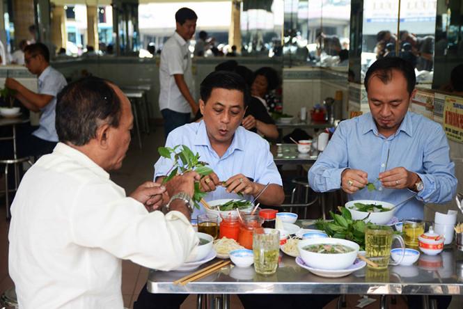 Hàng phở nửa thế kỷ đun bằng củi và chuyện chó becgie chỉ ăn phở trong tô