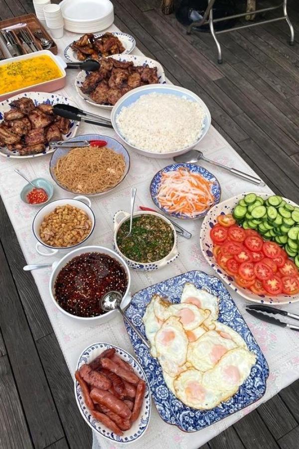 Hào hứng khoe tài nấu ăn, Tăng Thanh Hà khiến dân tình tò mò về món ăn quen mà lạ