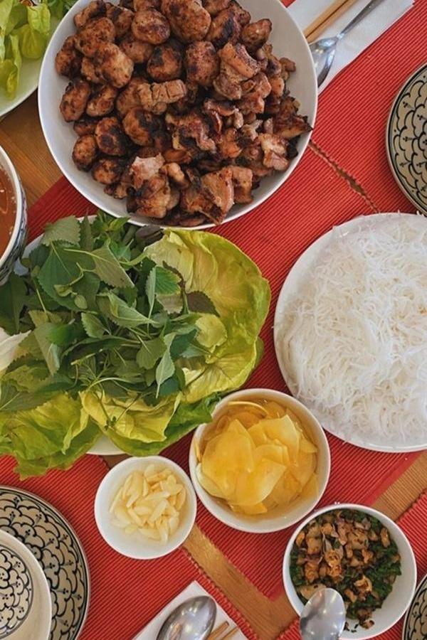 Hào hứng khoe tài nấu ăn, Tăng Thanh Hà khiến dân tình tò mò về món ăn quen mà lạ