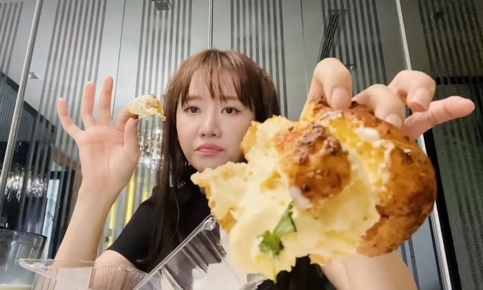 Hari Won mê bánh mì bơ tỏi sốt phô mai xứ Hàn
