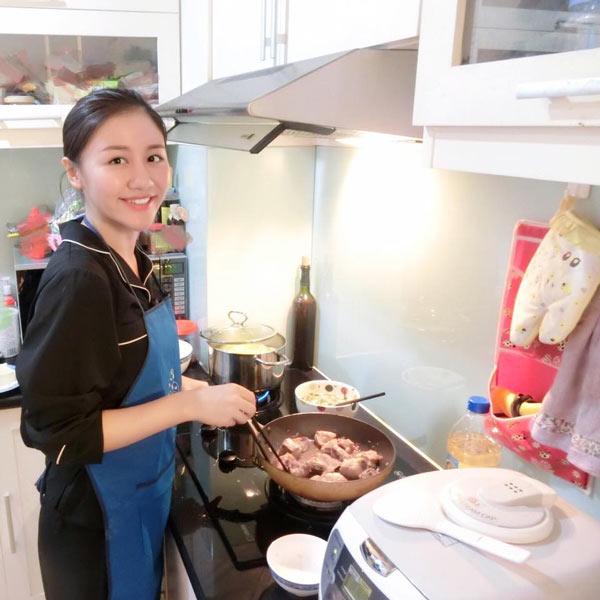 Hát hay nhưng ít ai biết Văn Mai Hương còn nấu ăn cực khéo, tự tay nấu nguyên mâm cỗ