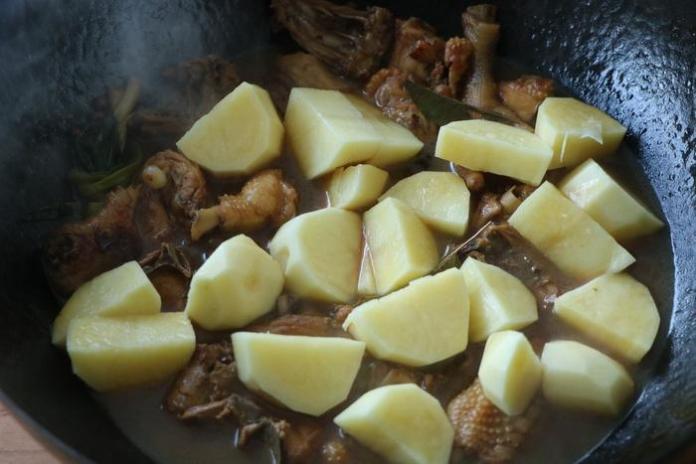 Hễ trời lạnh mẹ đảm lại nấu gà hầm khoai tây ăn vào ngày đông không thể 'đỉnh' hơn!