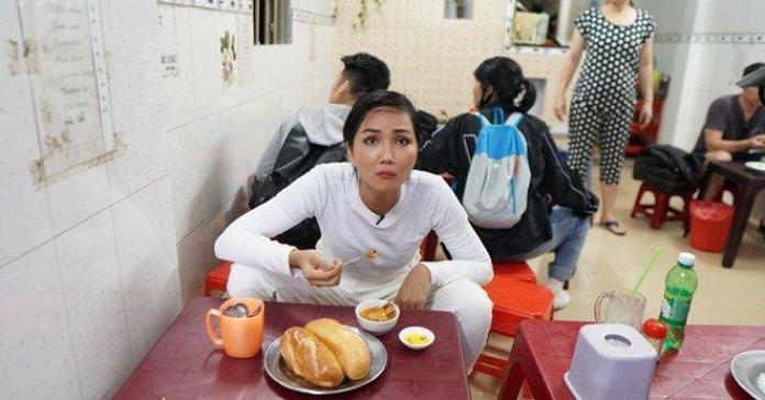 Hoa hậu H'Hen Niê dành một ngày ăn bánh mì khắp Sài Gòn và lý do xúc động phía sau