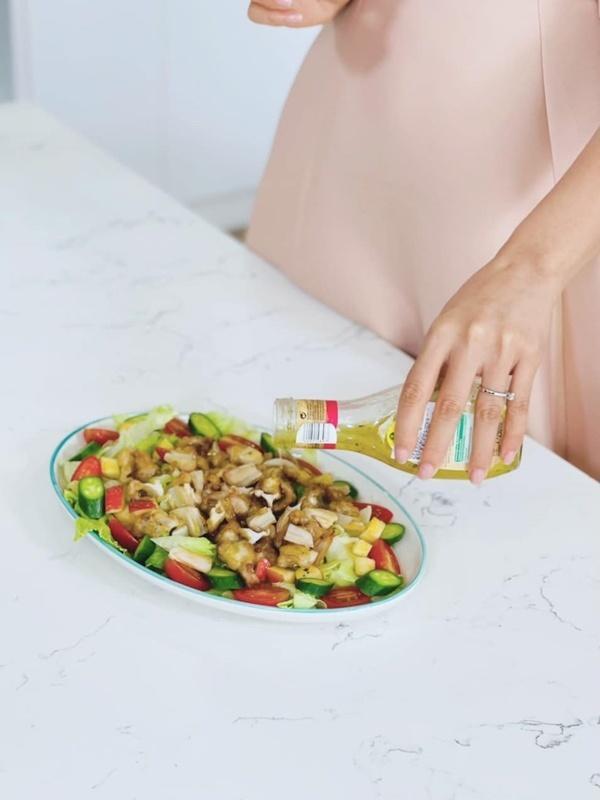 Hoa hậu Ngọc Hân tiết lộ bí kíp giữ dáng khi ở nhà mùa dịch với món salad sụn gà kèm nước ép