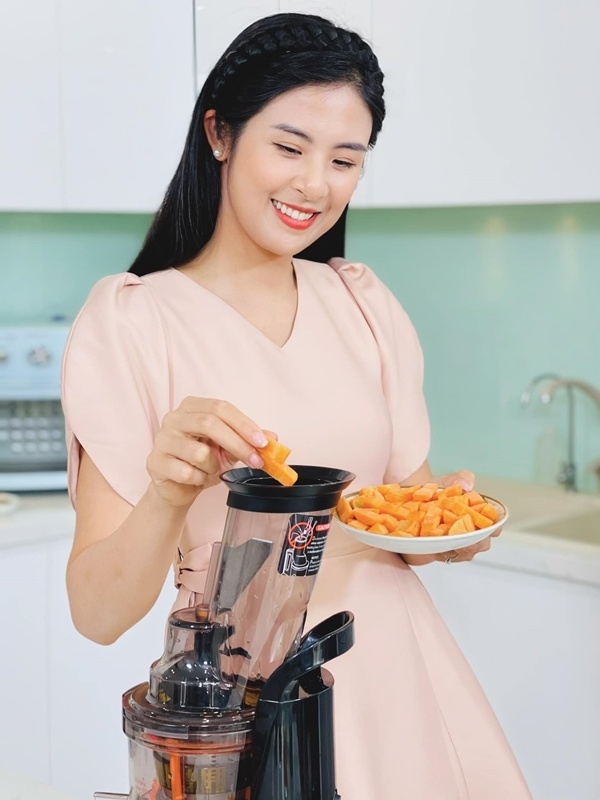 Hoa hậu Ngọc Hân tiết lộ bí kíp giữ dáng khi ở nhà mùa dịch với món salad sụn gà kèm nước ép