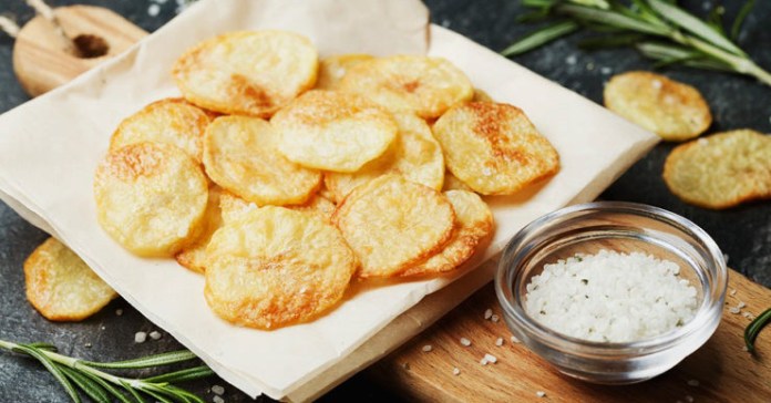 Hóa ra bí kíp làm snack khoai tây chiên phô mai giòn rụm ngon khó cưỡng lại là thứ nguyên liệu mà nhà ai cũng có