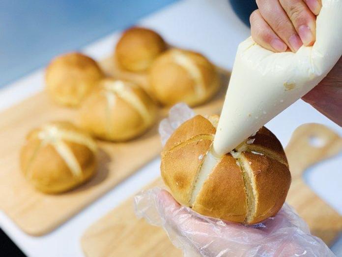 Học 8X làm bánh mì bơ tỏi sốt phô mai đình đám phiên bản nồi chiên không dầu