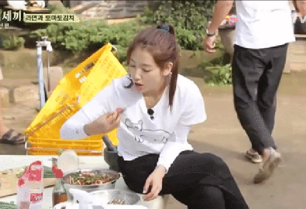 Học cách Park Shin Hye làm kim chi cà chua dễ không tưởng