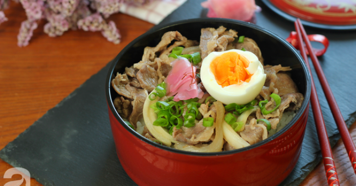 Học được của người bạn Nhật cách nấu cơm thịt bò, tôi làm thử cả nhà ăn khen hết lời!