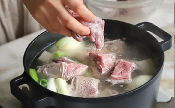 Học người Hàn nấu món canh sườn cực ngon, ăn là thích ngay