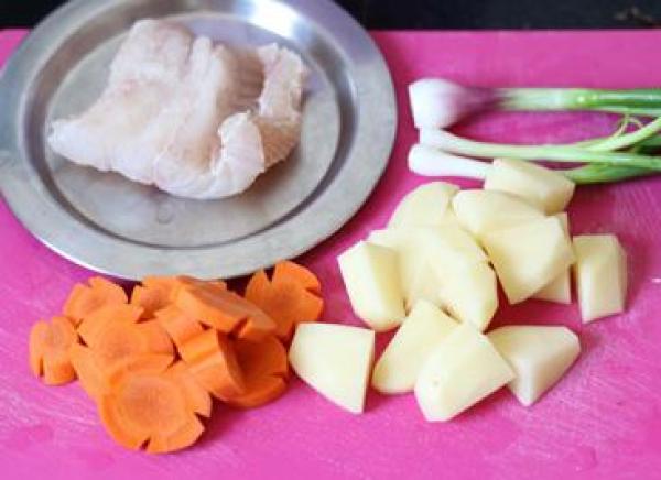 Hướng dẫn làm món canh cá nấu khoai tây ngon lành, bổ dưỡng