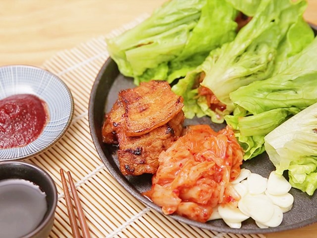 Hướng dẫn làm thịt ba chỉ nướng chảo cuộn xà lách kiểu Hàn dễ mà ngon
