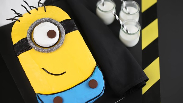 Hướng dẫn trang trí bánh kem hình Minion cực cute!