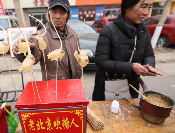 Kẹo mạch nha - món quà vặt dân gian của người Trung Quốc