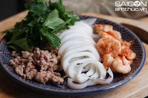 Khai vị với gỏi miến hải sản Thái Lan