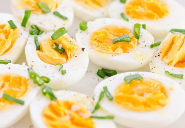 Khi luộc trứng nên cho muối hay cho giấm? Đầu bếp lâu năm chia sẻ bí quyết để luộc trứng dễ bóc vỏ
