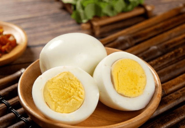 Khi luộc trứng nên cho muối hay cho giấm? Đầu bếp lâu năm chia sẻ bí quyết để luộc trứng dễ bóc vỏ