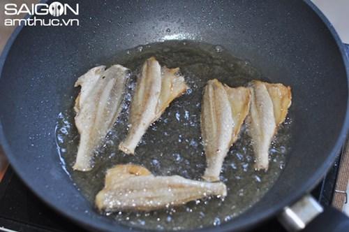 Khô cá đù chấy tỏi thơm lừng gian bếp