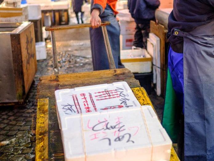 Khu chợ bình dân nhưng bán cá giá triệu USD ở Nhật Bản