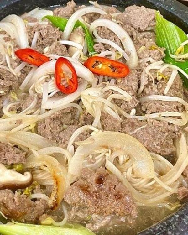 Kỳ Duyên - Minh Triệu xếp hàng ăn canh xương bò hầm 38 năm