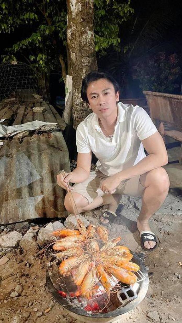 Làm bố đơn thân, ca sĩ Hồ Việt Trung tự tay vào bếp, nấu mâm cơm đậm vị miền Tây