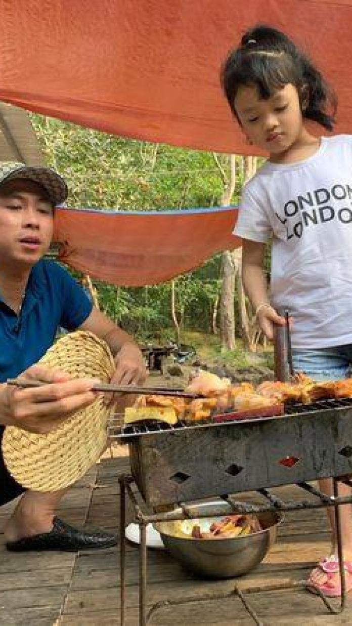 Làm bố đơn thân, ca sĩ Hồ Việt Trung tự tay vào bếp, nấu mâm cơm đậm vị miền Tây