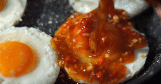 Làm trứng xốt chua ngọt ngon miệng đẹp mắt như đầu bếp chuyên nghiệp
