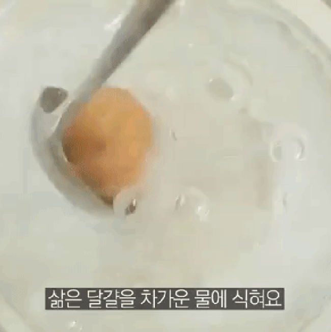 Lần tới luộc trứng hãy cho 2 nguyên liệu quen thuộc trong nhà bếp này vào rồi bạn sẽ thấy điều kỳ diệu xảy ra