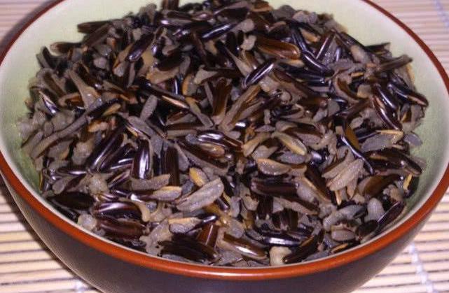 Loại gạo màu đen sì sì nhìn như những cái đinh sắt, dân sành ăn nức nở khen ngon