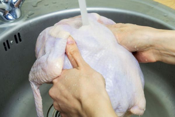 Luộc gà với nước ‘xưa rồi’, chỉ cần dùng lá chanh và muối đảm bảo gà luộc vàng ươm, đậm vị