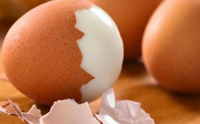 Luộc trứng bằng nước lạnh hay nóng? Nếu làm sai ở các bước chính, trứng vẫn còn vi khuẩn