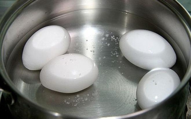 Luộc trứng bằng nước lạnh hay nóng? Nếu làm sai ở các bước chính, trứng vẫn còn vi khuẩn