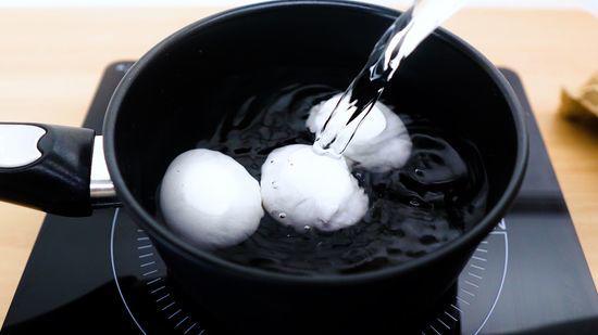 Luộc trứng bằng nước sôi hay lạnh, nhiều người làm sai bảo sao trứng nứt vỏ, không ngon