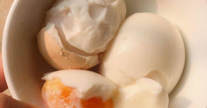 Luộc trứng cho thêm vài lát chanh tươi, điều kì diệu xảy ra khiến bạn phải kinh ngạc