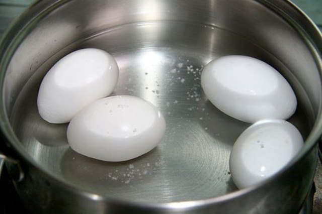 Luộc trứng theo cách này khó lòng mà nứt vỏ